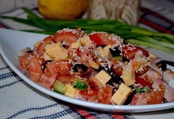 Салат с курицей, овощами и кунжутом Салат с курицей, овощами и кунжутом