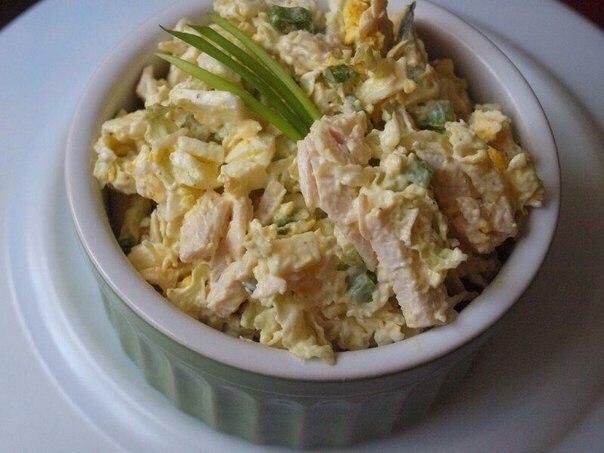 Салат с курицей и пекинской капустой. Салат с курицей и пекинской капустой.