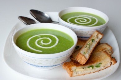 •Суп-пюре из зеленого горошка с творожно-луковой гренки•