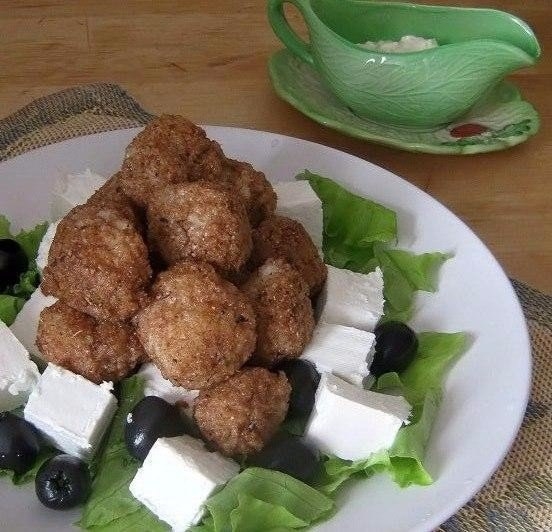Вегетарианский салат с рисовыми шарикам