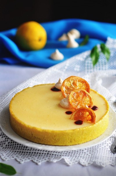 Медово-лимонный тарт с ежевичным кремом и муссом из рикотты