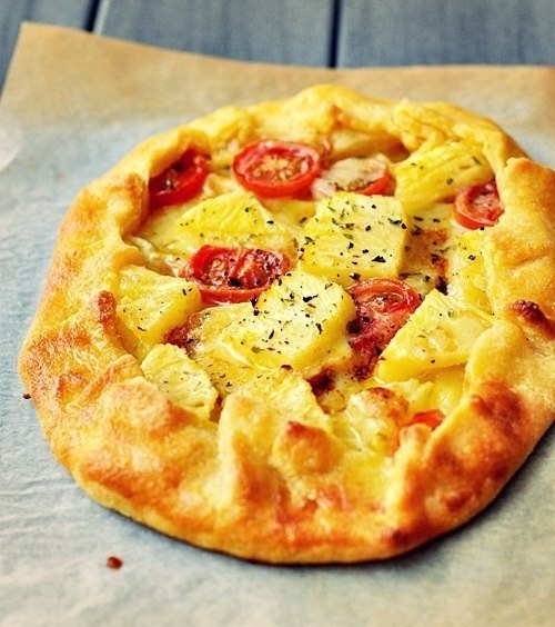 Пирог с ананасом, помидорами и сыром бри.