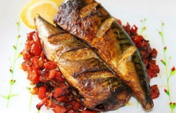 Скумбрия, запеченная на подушке из овощей Скумбрия, запеченная на подушке из овощей