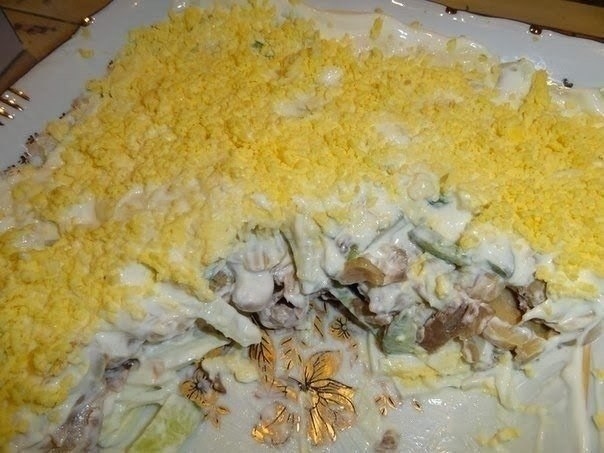 Салат из куриного филе, свежих огурцов и консервированных шампиньонов Салат из куриного филе, свежих огурцов и консервированных шампиньонов