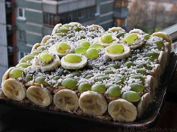 Виноградно-банановый торт с кокосовой стружкой.