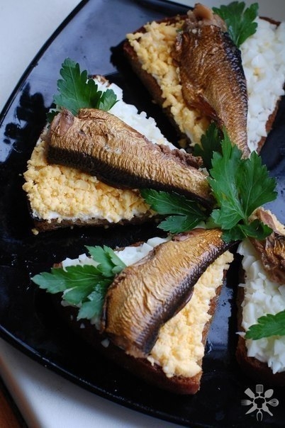 Чесночные гренки со шпротами и яйцом. Чесночные гренки со шпротами и яйцом.