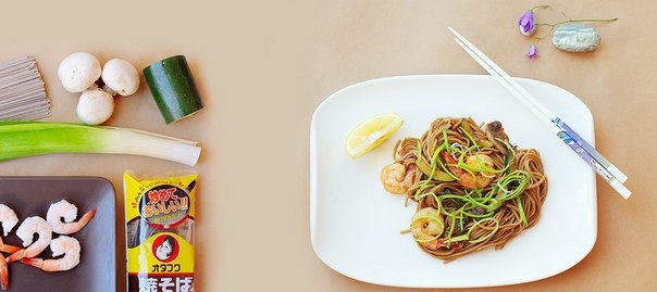 Гречневая лапша с креветками, цукини и специальным соусом