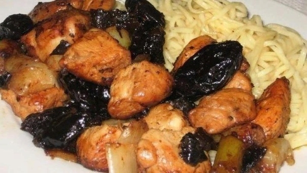 Курица с черносливом на сковородке