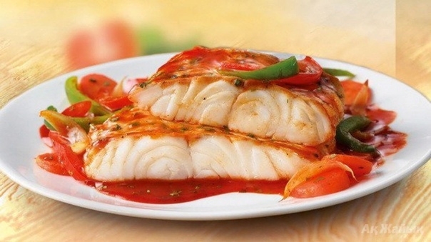 Белая рыба с соусом и овощами