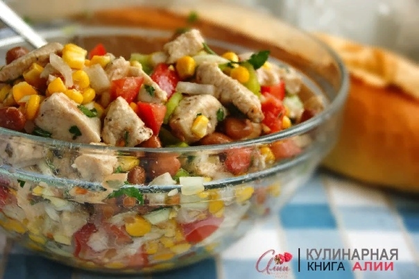 Салат с фасолью, кукурузой, курицей и... без майонеза.