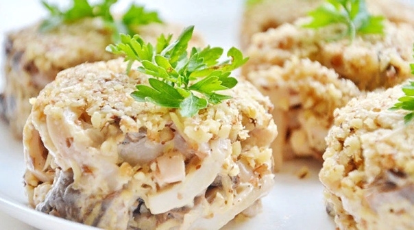 Вкуснейший салат из шампиньонов и кальмаров. Вкуснейший салат из шампиньонов и кальмаров.