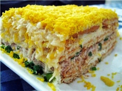 Рыбный Торт-салат с крекерами