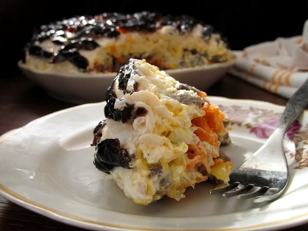 Слоеный салат с печенью, грибами и черносливом (без майонеза!)