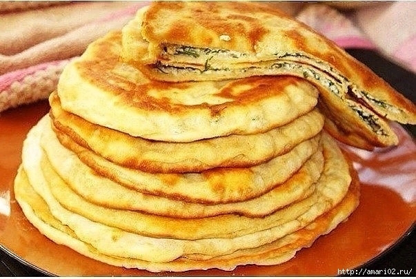 ЛЕПЁШКИ НА МИНЕРАЛЬНОЙ ВОДЕ С ЯИЧНО-ЛУКОВОЙ НАЧИНКОЙ.