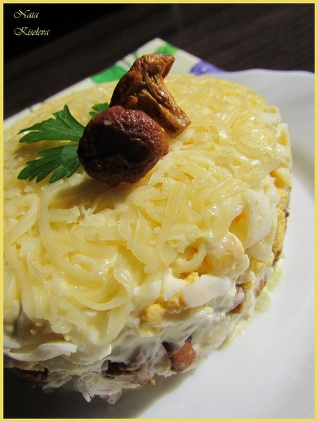 "Салат с курицей и лисичками"