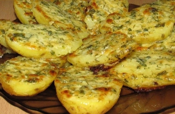 Картошка в духовке с сыром и чесночком Картошка в духовке с сыром и чесночком