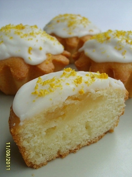 Маннички с лимонной начинкой в глазури.