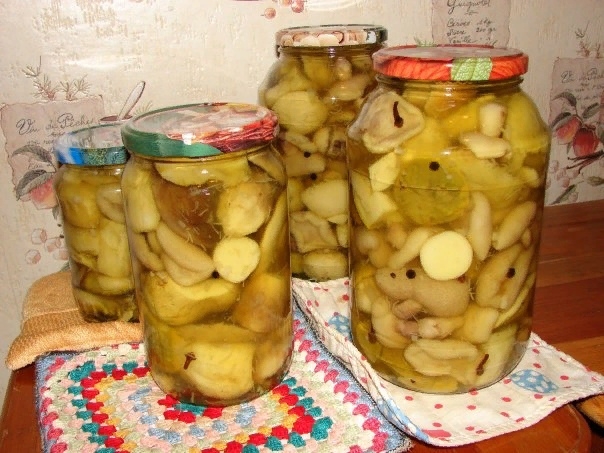 Грибочки маринованные.