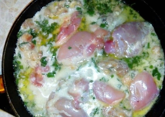 Курица тушеная в кефире с зеленью и чесноком