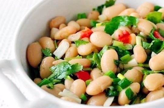 Салат из белой фасоли с чесноком. Салат из белой фасоли с чесноком.