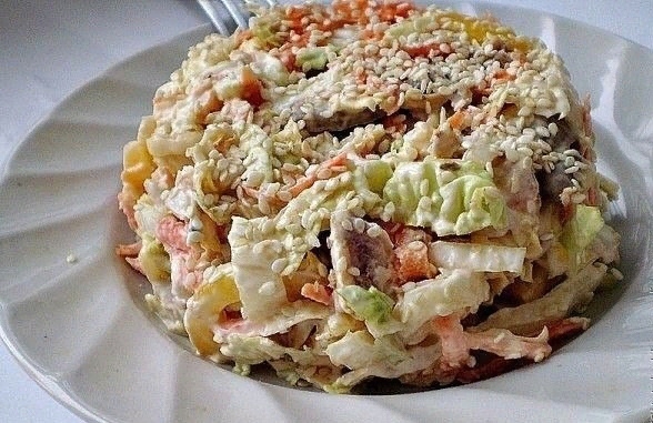 Вкусный салат с пекинской капустой &laquo;Переполох&raquo;.