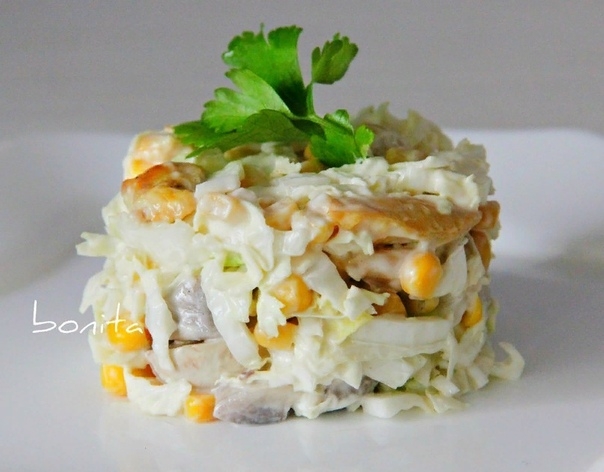 Салат из кукурузы, шампиньонов и курицы