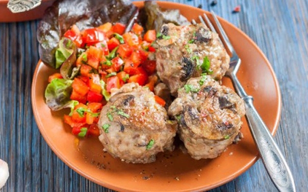 Мясные шарики с шампиньонами в сметанном соусе Мясные шарики с шампиньонами в сметанном соусе