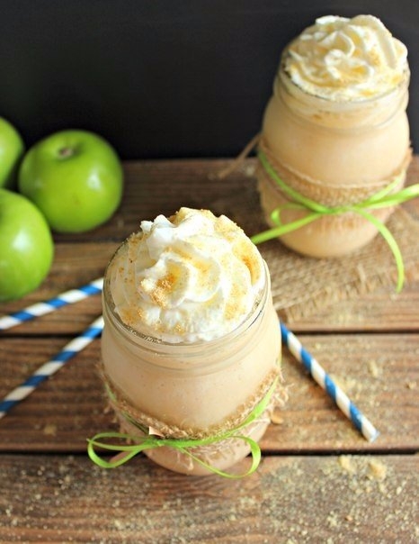 Предлагаем рецепт яблочного коктейля с кефиром, который с удовольствием выпьет каждый член вашей семьи на ночь.