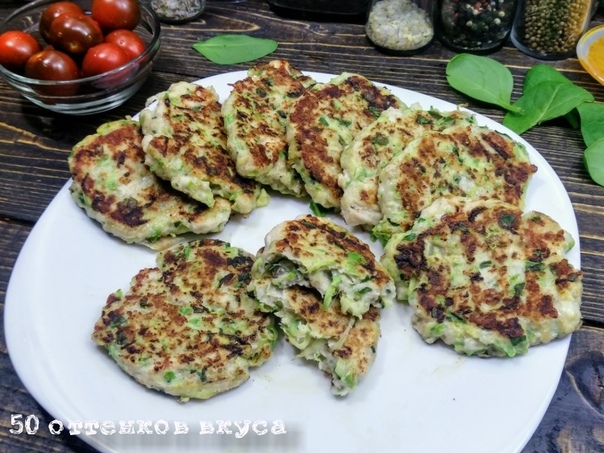 Сочные оладьи из куриного филе с кабачком, сыром и зеленью.