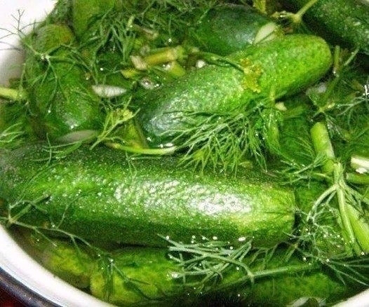 МАЛОСОЛЬНЫЕ ОГУРЧИКИ В МИНЕРАЛКЕ