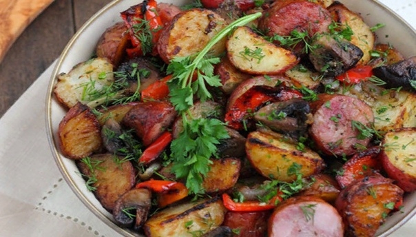 Запеченная картошка с колбасой, грибами и перцем