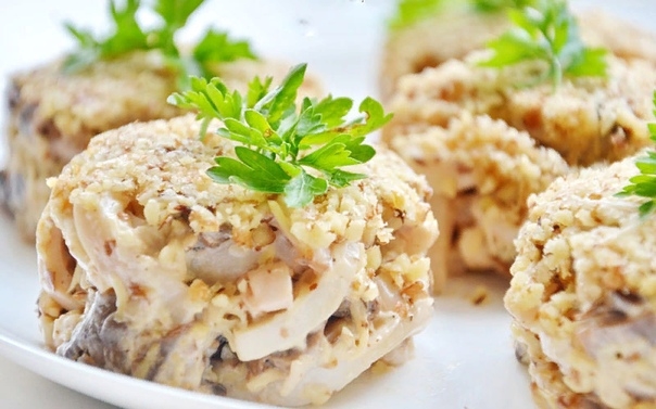 Ореховый салат с кальмарами