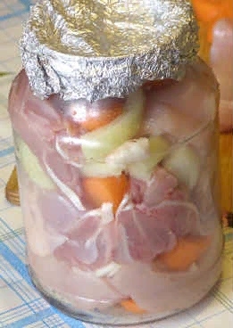 Аппетитная курица в банке в собственном соку