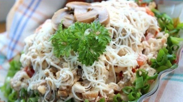 Салат из куриной грудки, сыра и шампиньонов.
