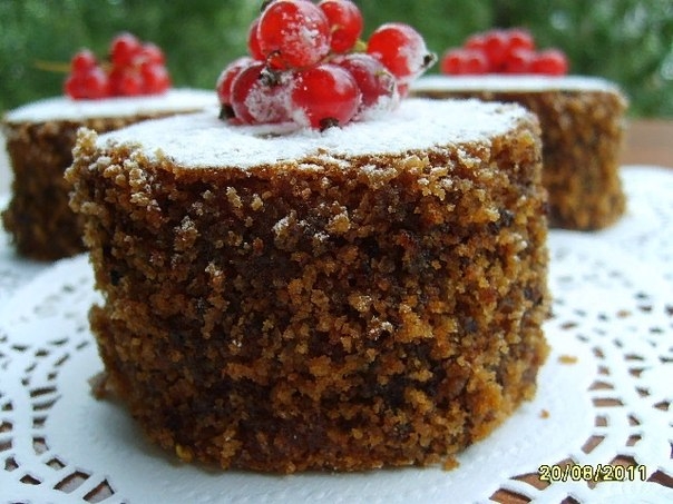 Пряничные колечки с красной смородиной.