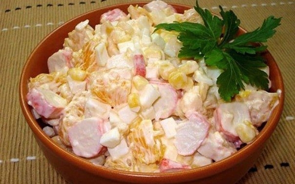Салат из крабовых палочек с кукурузой и апельсином Салат из крабовых палочек с кукурузой и апельсином