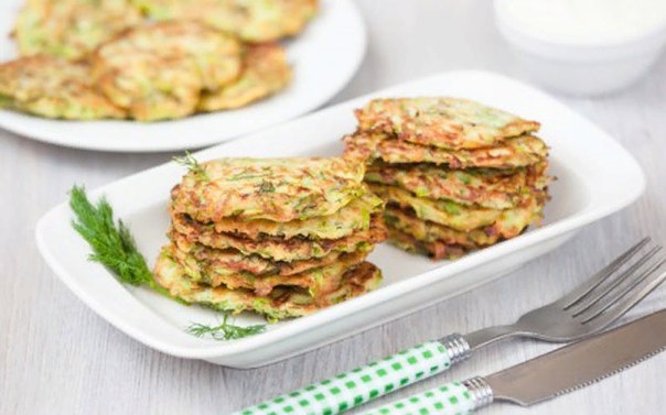 Кабачковые драники с зеленью Кабачковые драники с зеленью