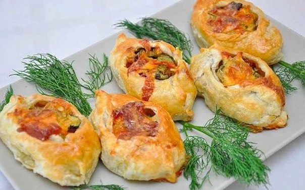 Мясо с гарниром в лодочках из слоёного теста Мясо с гарниром в лодочках из слоёного теста