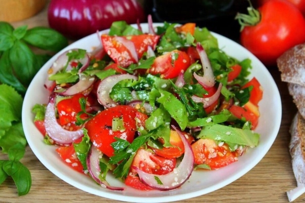Салат из помидоров с красным луком и кунжутом