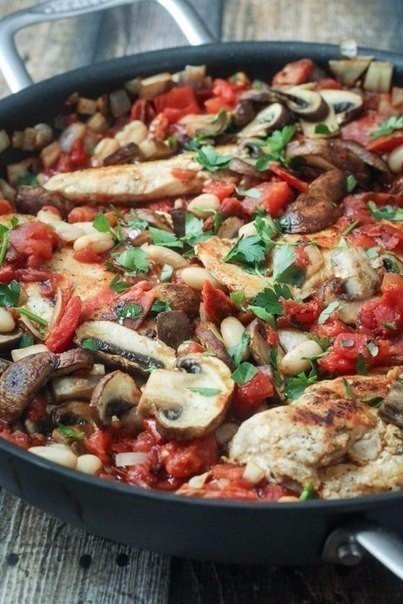 Курица запеченная с грибами и томатной пастой Курица запеченная с грибами и томатной пастой