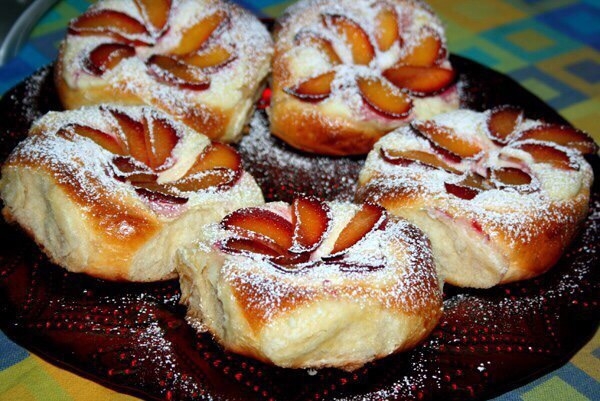 ВАТРУШКИ С ТВОРОГОМ И СЛИВАМИ(ЯБЛОКАМИ,ЯГОДАМИ)