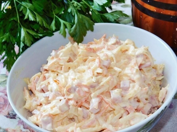 Салат из моркови с яблоком, сыром и ветчиной