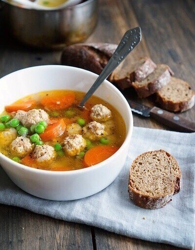 Легкий суп с фрикадельками из курицы