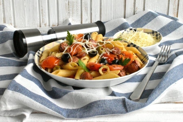 Паста с колбасками, маслинами и пряными травами
