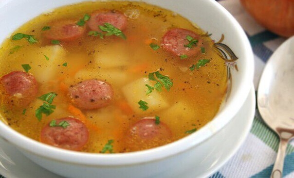Чечевичный суп с копченой колбаской и чесночком