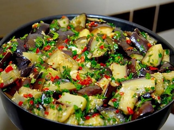 Очень вкусная закуска из баклажан. Баклажаны маринуются с добавлением чеснока и острого перца, закус