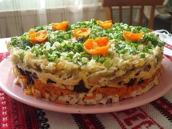 Слоёный салат с черносливом "Ночка"