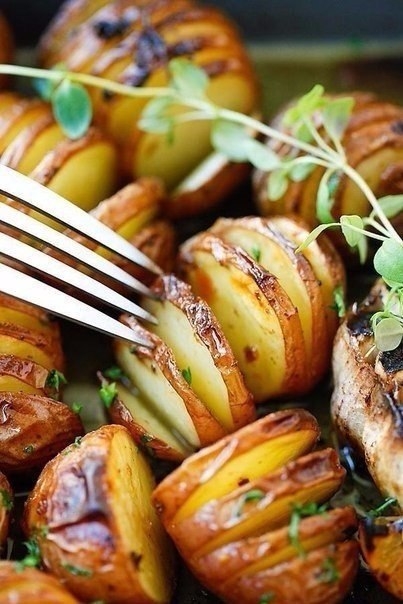 КАРТОФЕЛЬ, ЗАПЕЧЕННЫЙ С ЧЕСНОКОМ