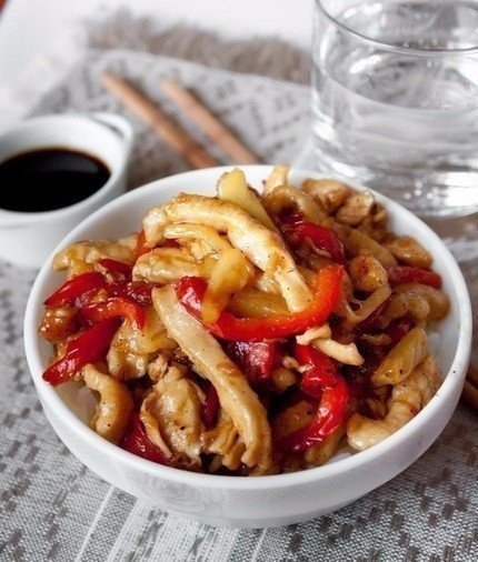Вкуснятина: курица стир-фрай с кисло-сладком соусе.