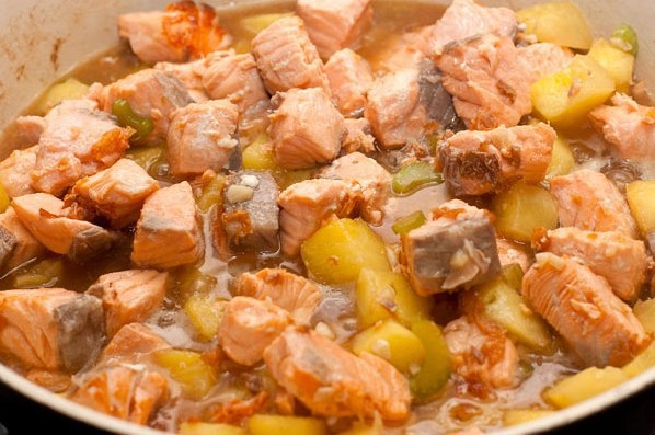 Жареный лосось с ананасами Жареный лосось с ананасами